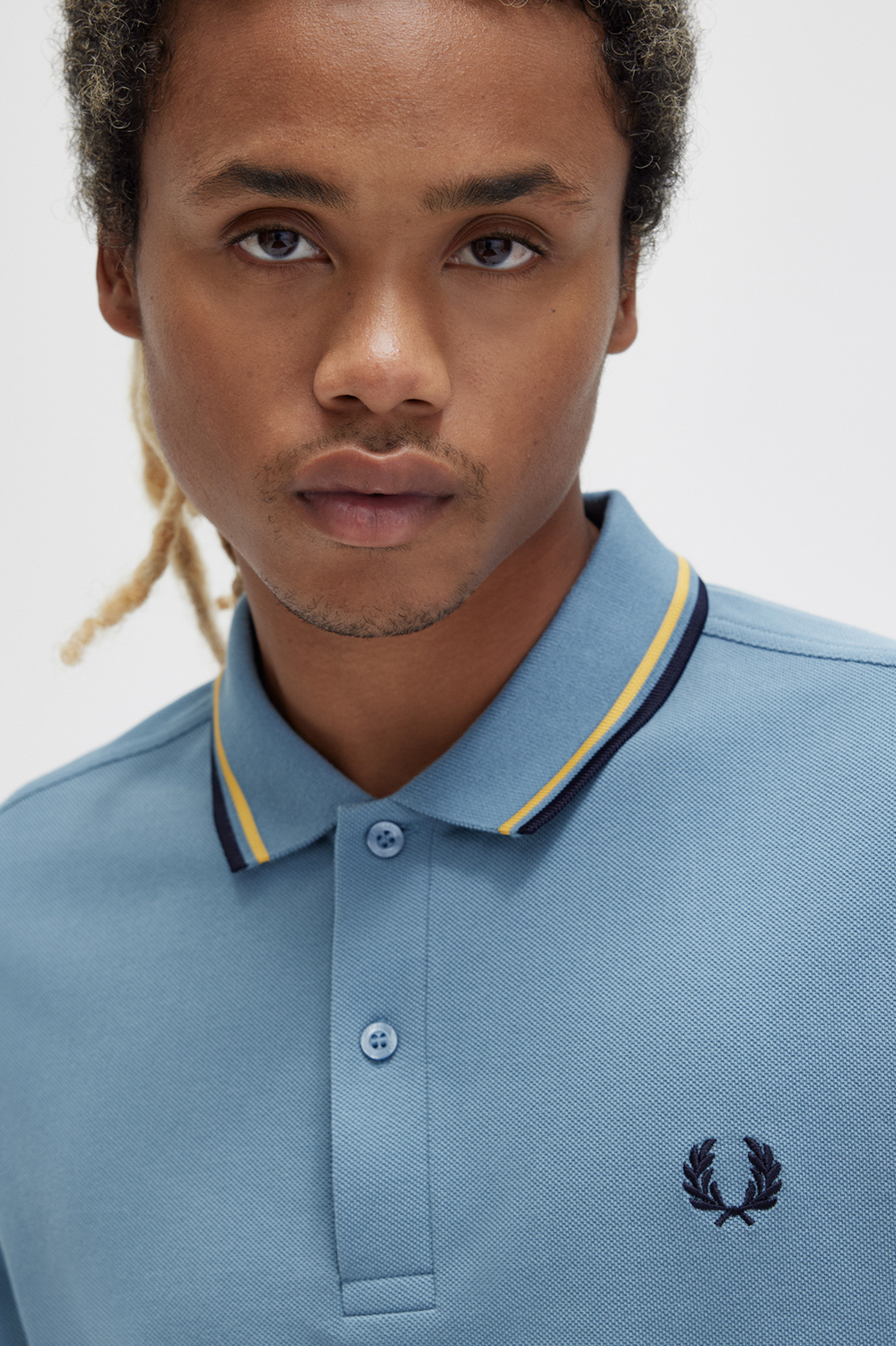 Fred Perry - TWIN TIPPED POLO SHIRT - Ash Blue/Golden Hour/Navy