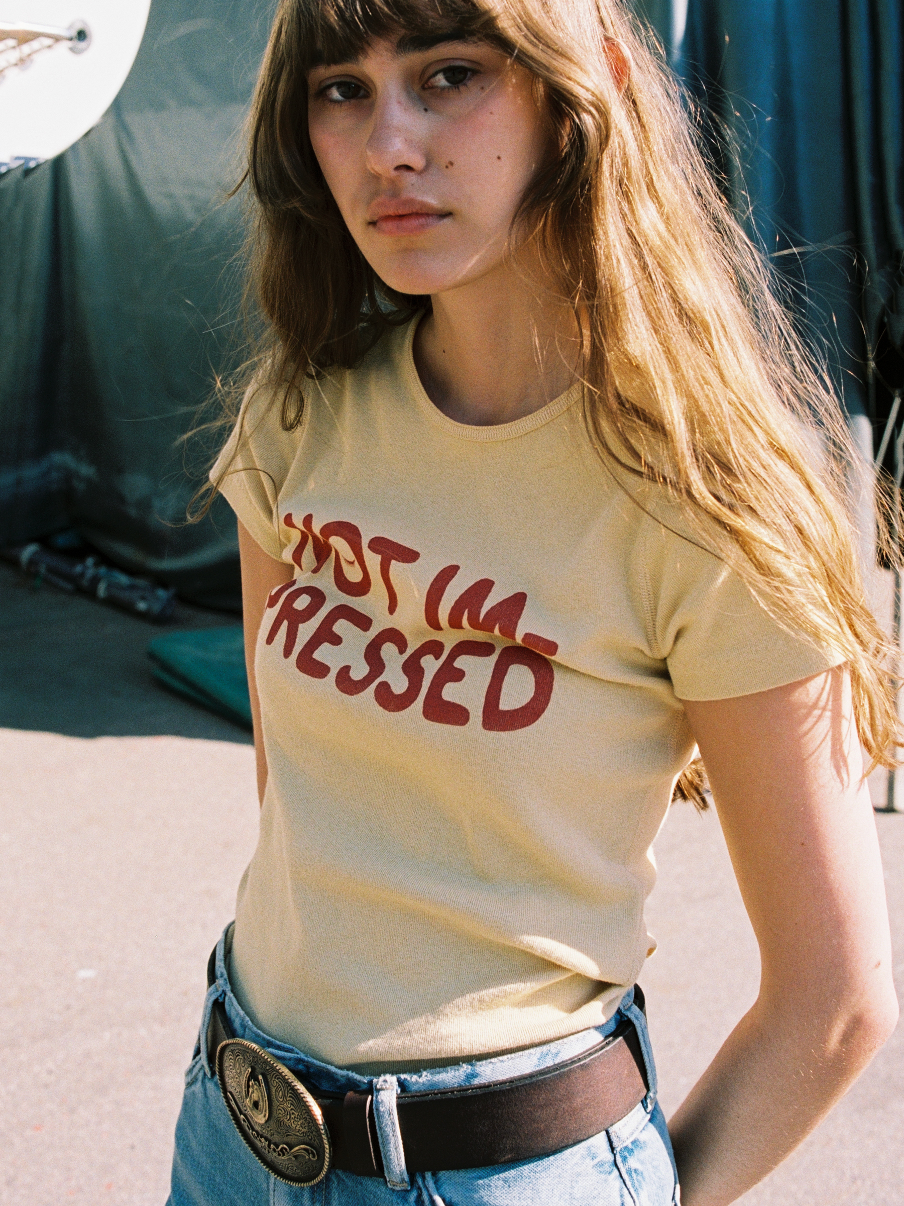 Nudie Jeans - EVE T-SHIRT - NOT IMPRESSED - Mustard
