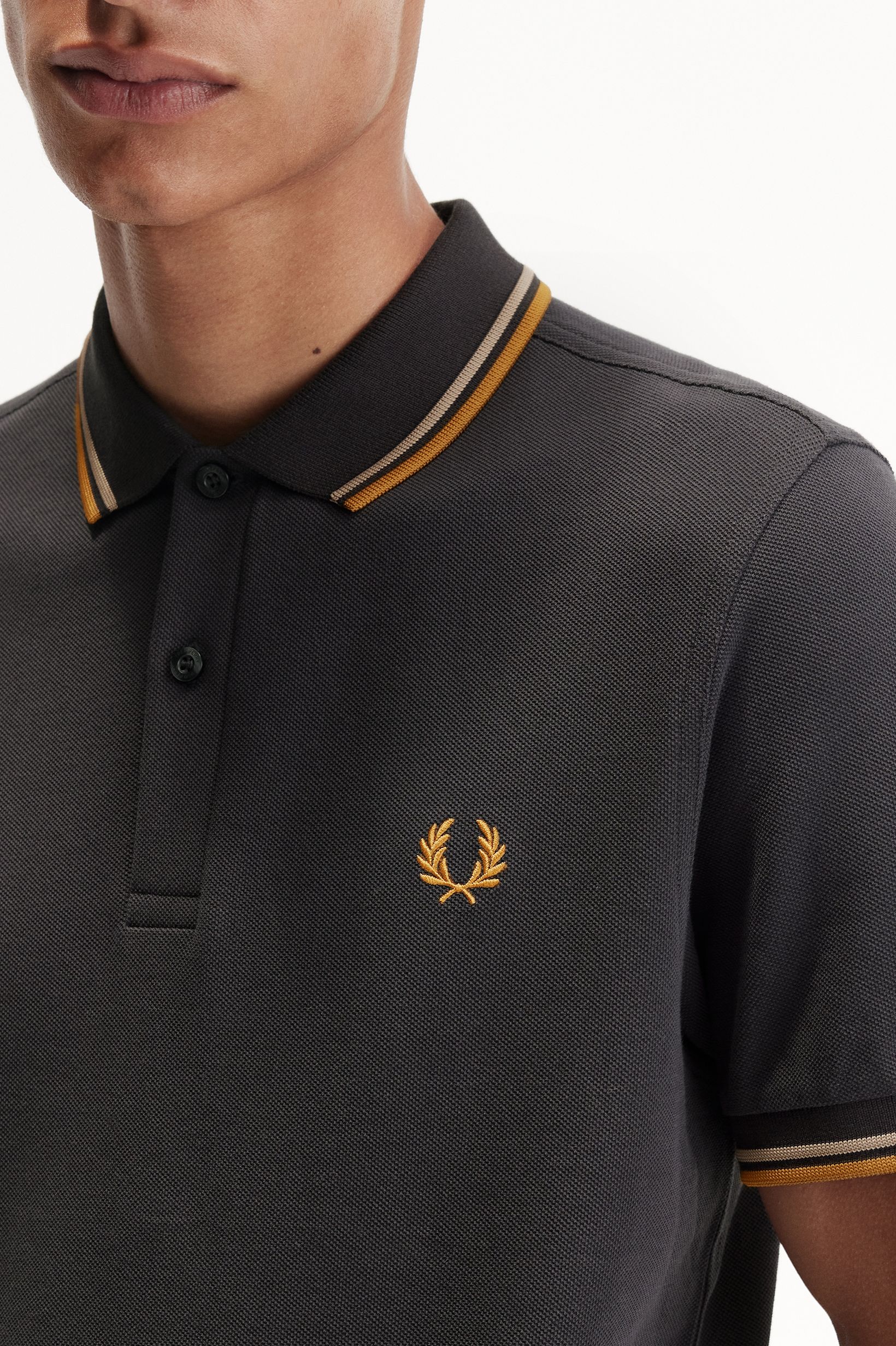 Fred Perry - TWIN TIPPED POLO SHIRT - Ancher Grey/Warm Stone/Dark Caramel
