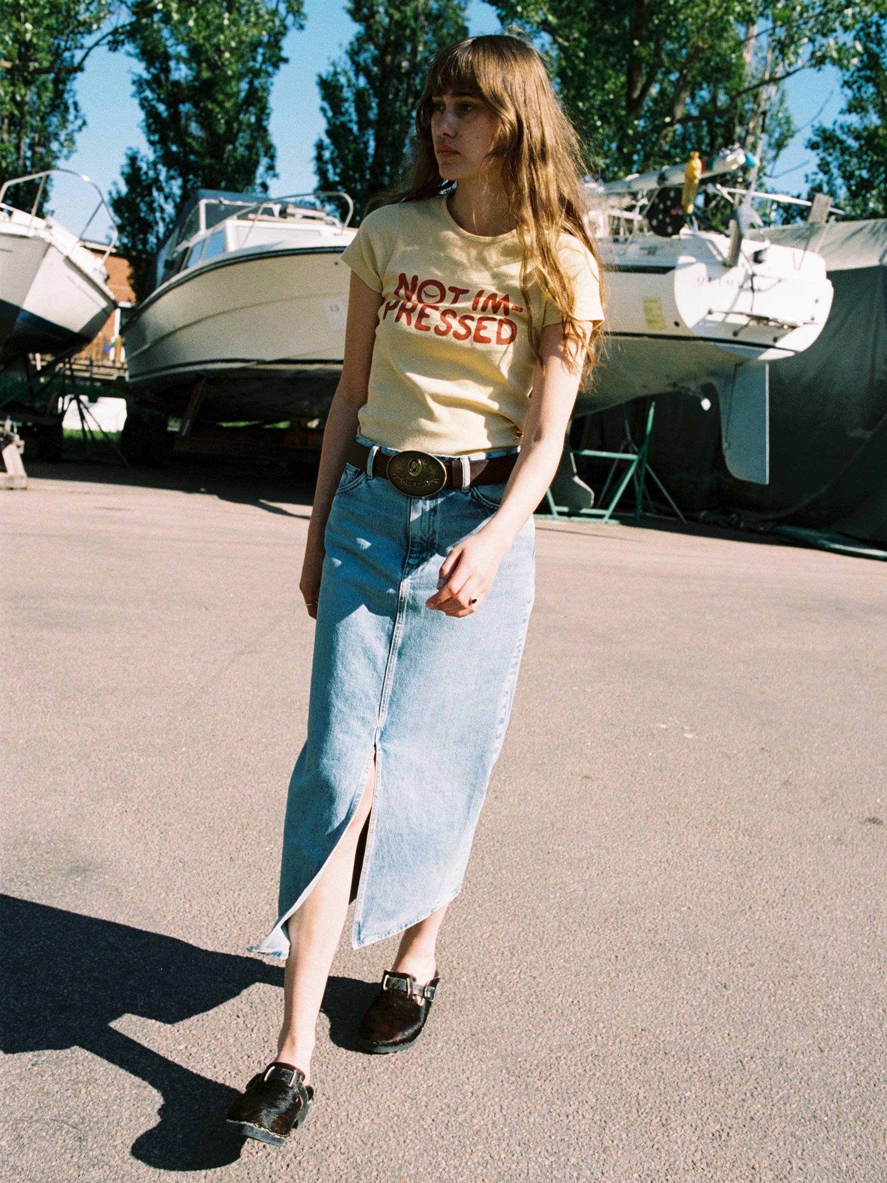 Nudie Jeans - EVE T-SHIRT - NOT IMPRESSED - Mustard