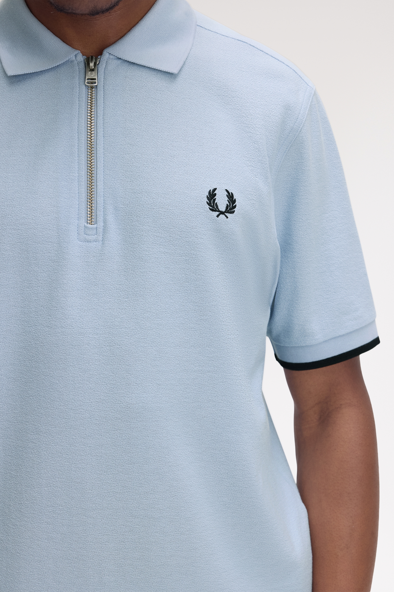 Fred Perry - CREPE PIQUE ZIP NECK POLO SHIRT - Light Smoke