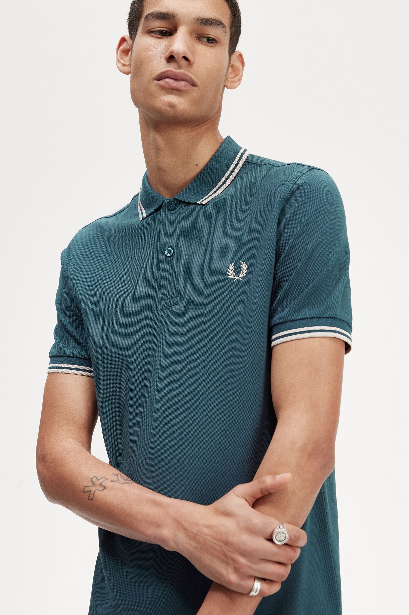Fred Perry - TWIN TIPPED POLO SHIRT - Petrol Blue/Light Oyster