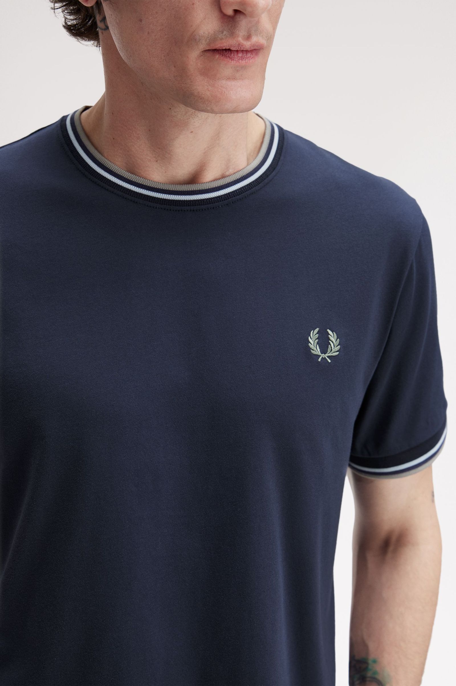 Fred Perry - TWIN TIPPED T-SHIRT - Dark Airforce/Light Ice/Bay Leaf