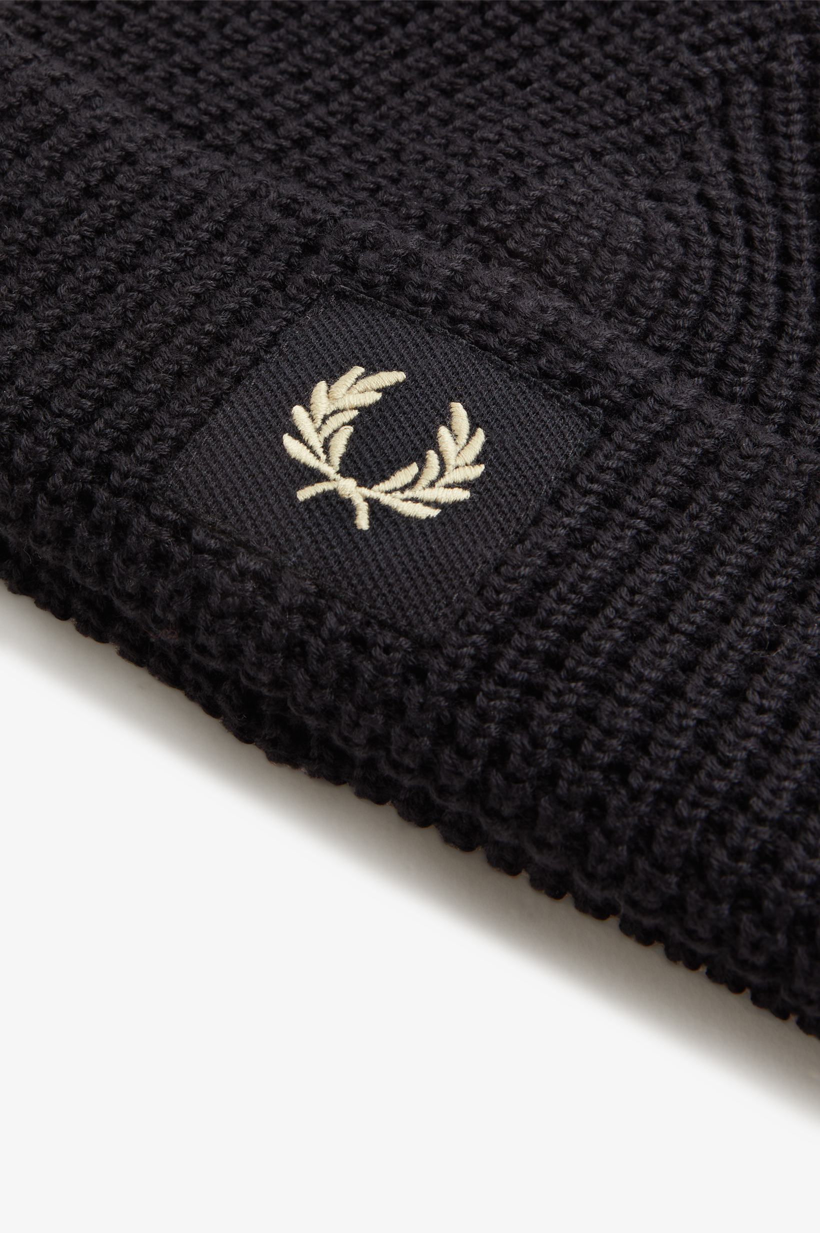 Fred Perry - PATCH BRAND WAFFLE KNIT BEANIE - Black/Oatmeal