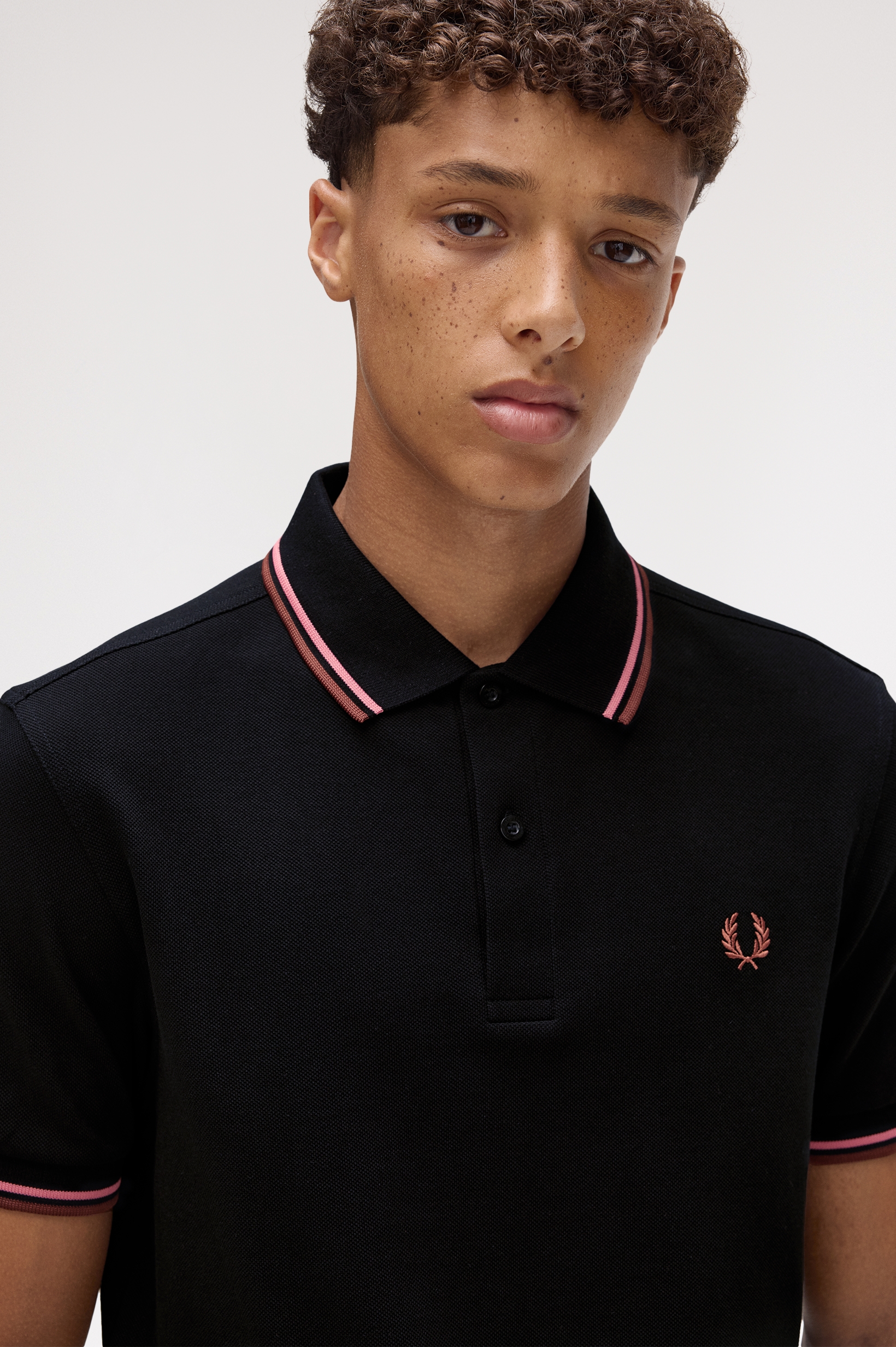 Fred Perry - TWIN TIPPED POLO SHIRT - Black/Putty Pink/Whisky Brown Fred Perry - TWIN TIPPED POLO SHIRT - Black/Putty Pink/Whisky Brown