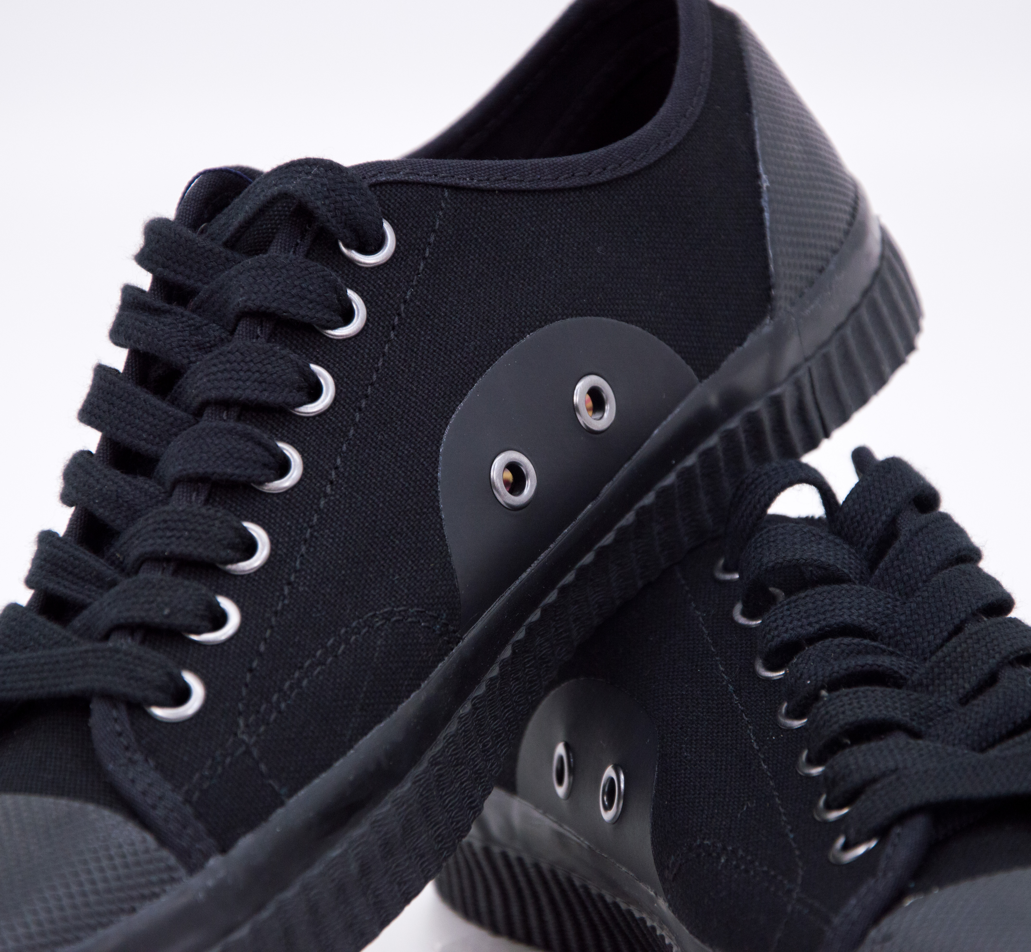 Fred Perry - HUGHES LOW CANVAS - Black/Champagne